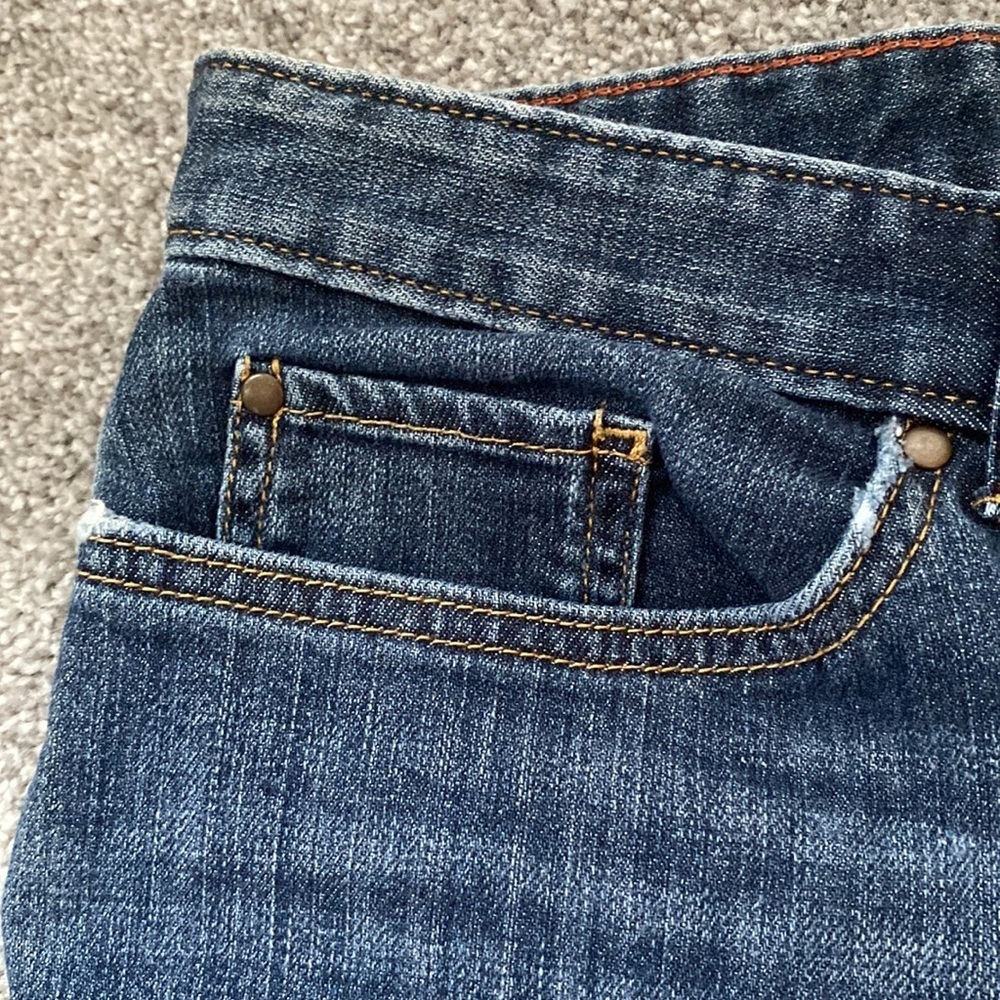 Eddie Bauer Women’s Distressed Boyfriend Shorts Button-fly Cuffed 5” inseam sz 8 - Picture 2 of 10